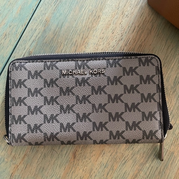 Michael Kors Gently Used Wallet - Picture 1 of 7